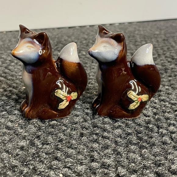 Other - Foxes Racoon Marbled Salt and Pepper Shakers Hollyberry Winter